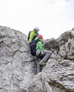 Gegenseitige Hilfe beim Klettersteig Nebelhorn