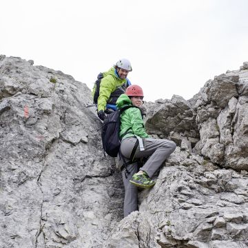 Gegenseitige Hilfe beim Klettersteig Nebelhorn
