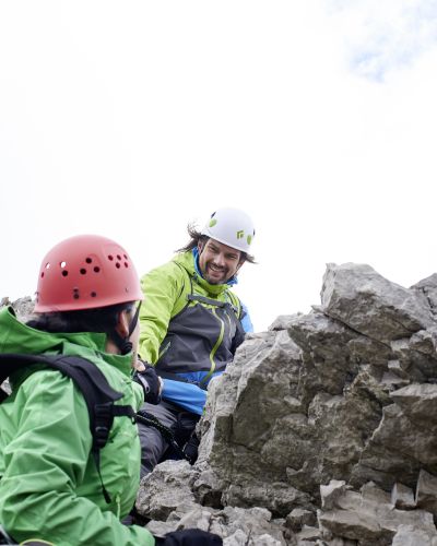 Nichts wie rauf auf den Klettersteig nahe Oberstdorf im Allgäu. Die passende Unterkunft in Deinem Urlaub in Deutschland ist das Explorer Hotel, denn von hier bist Du schnell am Klettersteig Nebelhorn angelangt.