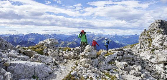 Blauer Himmel und Alpenpanorama im Klettersteig Nebelhorn