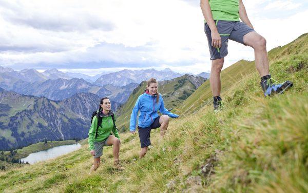 Wer baden möchte, kann sich eine kurze Auszeit im Seealpsee gönnen. Am Südost-Hang des Schattenbergs gelegen, genießt dieser Bergsee eine traumhafte Lage. Das darfst Du in Deinem Urlaub im Allgäu nicht verpassen!