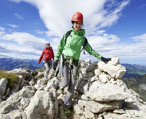 Klettern ohne Sicherung macht keinen Sinn. Entdecke die Klettersteige der Alpen rund um die Explorer Hotels in Deutschland und Österreich und erlebe einen unvergesslichen Sommerurlaub in den Bergen.