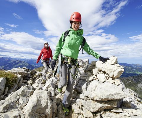 S'aventurer en escalade sans harnais de sécurité est imprudent. Découvrez les via ferrata des Alpes autour des Explorer Hotels en Allemagne et en Autriche et vivez des vacances d'été inoubliables à la montagne.