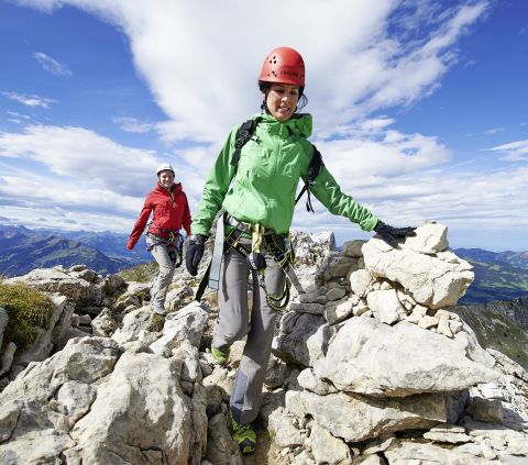Climbing without safety equipment makes no sense. Discover the via ferratas of the Alps around the Explorer Hotels in Germany and Austria and experience an unforgettable summer holiday in the mountains.