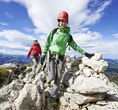 Wspinaczka bez sprzętu asekuracyjnego nie ma sensu. Odkryj via ferraty w Alpach wokół hoteli Explorer w Niemczech i Austrii i przeżyj niezapomniane letnie wakacje w górach.