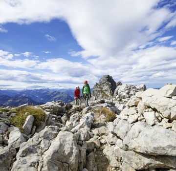 Weiß-blauer Himmel beim Klettern im Allgäu