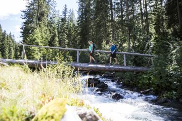 Schritt für Schritt über den Gebirgsbach wandern