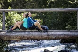 Im Sommerurlaub in den Alpen musst Du auch mal innehalten. Relaxen kannst Du auch im Sport Spa mit Sauna im Explorer Hotel Montafon in Gaschurn. Und danach geht's an die Planung für die nächste Tour in Vorarlberg.