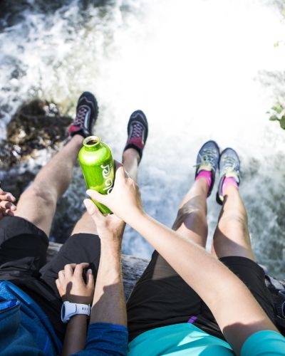 Im Sommer tut Wasser besonders gut - egal ob an den Füßen oder als Durstlöscher. Fülle Deine Trinkflasche an der Hygienebar des Explorer Hotels auf und starte Deine Wanderung in die Alpen in Deutschland oder Österreich.