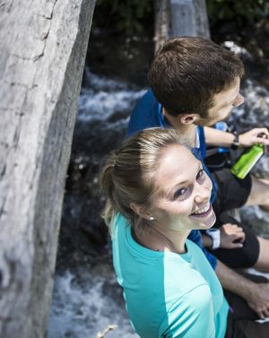 Kleine Abkühlung beim Wandern in den Alpen