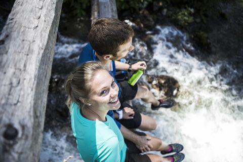 Kleine Abkühlung beim Wandern in den Alpen