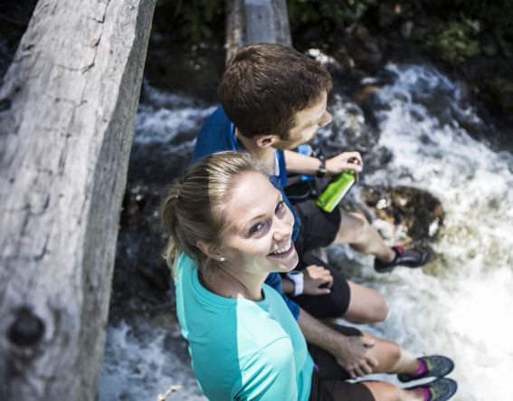 Kleine Abkühlung beim Wandern in den Alpen