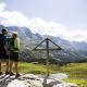 Bleibe am kleinen Gipfelkreuz stehen und schaue auf den geschafften Weg zurück. Rund um Gaschurn im Montafon in Vorarlberg gibt es tolle Wanderungen zu entdecken.