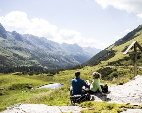 Posaďte se a užijte si svačinu na vrcholu. Hotel Explorer nabízí také obědové balíčky, které si můžete vzít s sebou. Vydejte se na svou další túru například z ubytování v Gaschurnu ve Vorarlbersku!