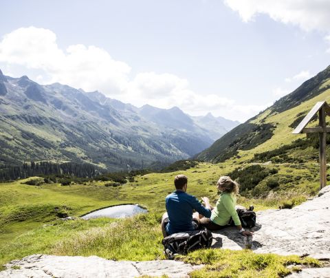 Foglaljon helyet, és élvezze a csúcsi harapnivalót. Az Explorer Hotel csomagolt ebédet is kínál, amelyet magával vihet. Kezdje következő túráját például a vorarlbergi Gaschurnban található szállásáról!