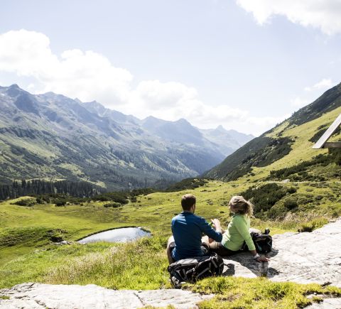 Usiądź i delektuj się przekąską na szczycie. Hotel Explorer oferuje również lunch w pudełku, który możesz zabrać ze sobą. Rozpocznij swoją kolejną wyprawę na przykład z noclegu w Gaschurn w Vorarlbergu!