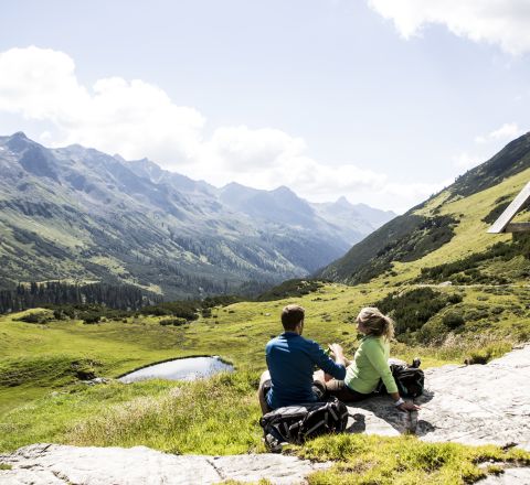 Accomodatevi e godetevi uno spuntino in vetta. L'Explorer Hotel offre anche pranzi al sacco da portare con voi. Iniziate il vostro prossimo tour dal vostro alloggio a Gaschurn, nel Vorarlberg, ad esempio!