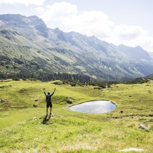 In den Alpen fühlt man sich so klein und gleichzeitig so frei und nah an der Natur. Tolle Bergseen und ein einzigartiges Bergpanorama erwartet Dich im Urlaub im Explorer Hotel Montafon im Sommer.