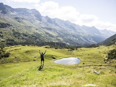 In den Alpen fühlt man sich so klein und gleichzeitig so frei und nah an der Natur. Tolle Bergseen und ein einzigartiges Bergpanorama erwartet Dich im Urlaub im Explorer Hotel Montafon im Sommer.