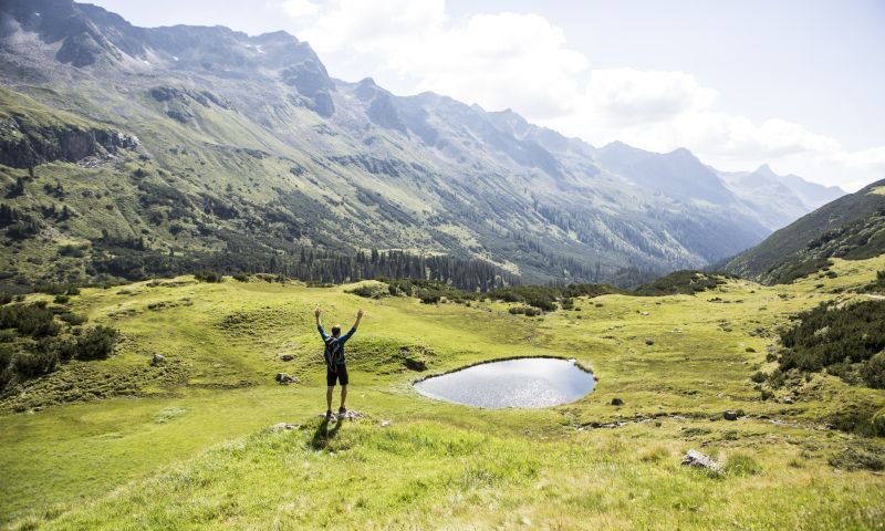 In den Alpen fühlt man sich so klein und gleichzeitig so frei und nah an der Natur. Tolle Bergseen und ein einzigartiges Bergpanorama erwartet Dich im Urlaub im Explorer Hotel Montafon im Sommer.