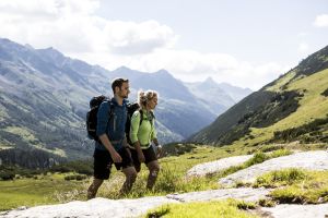 Als Team die Berge in Österreich erklimmen - zum Beispiel rund um die Silvretta im Urlaub im Explorer Hotel Montafon in Vorarlberg. Zusammen wandert es sich immer am schönsten.