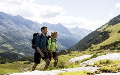 Als Team die Berge in Österreich erklimmen - zum Beispiel rund um die Silvretta im Urlaub im Explorer Hotel Montafon in Vorarlberg. Zusammen wandert es sich immer am schönsten.