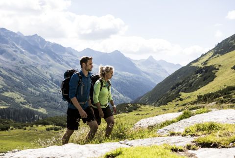 Sportlich & aktiv in Deinem Explorer Urlaub in den Alpen Als Team die Berge in Österreich erklimmen - zum Beispiel rund um die Silvretta im Urlaub im Explorer Hotel Montafon in Vorarlberg. Zusammen wandert es sich immer am schönsten.