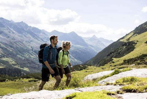 Zdolávejte hory v Rakousku jako tým – například v okolí pohoří Silvretta během dovolené v hotelu Explorer Hotel Montafon ve Vorarlbersku. Společná turistika je vždycky nejlepší.