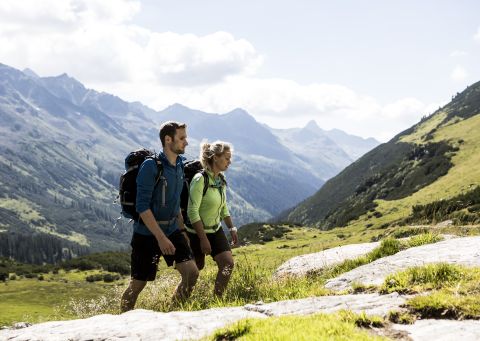 Beklim de bergen in Oostenrijk met een team – bijvoorbeeld rond het Silvrettagebergte tijdens een vakantie in Explorer Hotel Montafon in Vorarlberg. Samen wandelen is altijd het leukst.