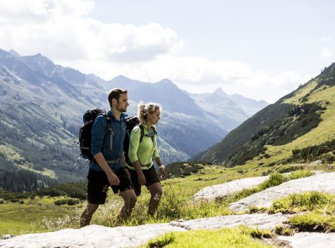 Partez en randonnée en équipe sur les montagnes autrichiennes, par exemple dans le massif de la Silvretta, lors d'un séjour à l'hôtel Explorer Montafon dans le Vorarlberg. La randonnée est toujours plus agréable à plusieurs.