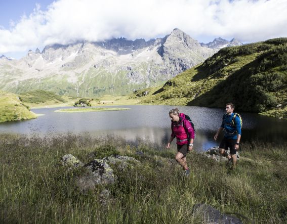 Draußen in den Bergen sind wir am liebsten unterwegs. Am Langsee im Montafon gibt es tolle Wanderungen, die du in Deinem Urlaub im Explorer Hotel in Gaschurn auf keinen Fall auslassen solltest.