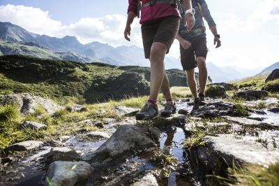 Über Stock und Stein durch Flüsse und Bäche hindurch läufst Du immer der Nase nach durch die Wanderregionen der Explorer Hotels in Deutschland und Österreich.
