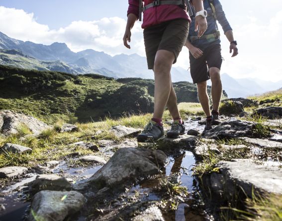 Über Stock und Stein durch Flüsse und Bäche hindurch läufst Du immer der Nase nach durch die Wanderregionen der Explorer Hotels in Deutschland und Österreich.