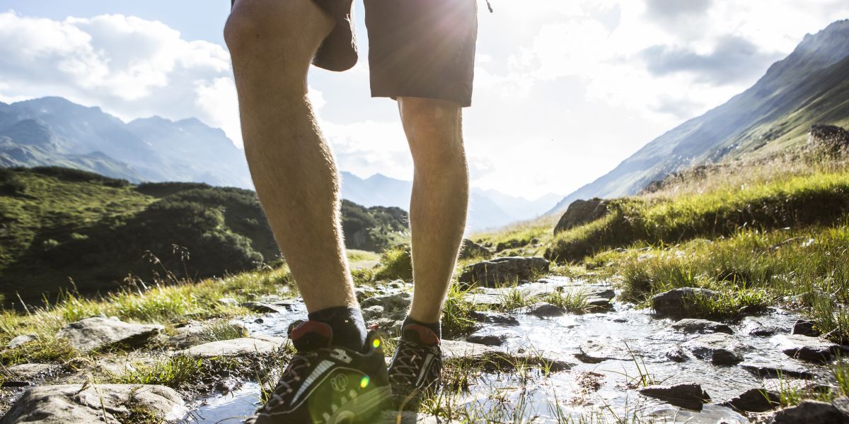 Über Stock und Stein beim Wandern im Silbertal, Montafon Mit der Sonne im Rücken und den Steinen unter den Füßen geht es auf abwechslungsreichen Wanderwegen durch die Bergregionen rund um die Silvretta im Montafon in Vorarlberg.