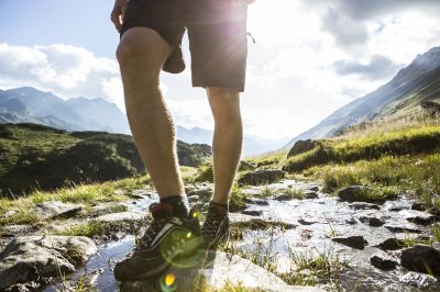 Über Stock und Stein beim Wandern im Silbertal, Montafon Mit der Sonne im Rücken und den Steinen unter den Füßen geht es auf abwechslungsreichen Wanderwegen durch die Bergregionen rund um die Silvretta im Montafon in Vorarlberg.