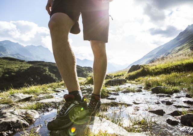 Über Stock und Stein beim Wandern im Silbertal, Montafon Mit der Sonne im Rücken und den Steinen unter den Füßen geht es auf abwechslungsreichen Wanderwegen durch die Bergregionen rund um die Silvretta im Montafon in Vorarlberg.