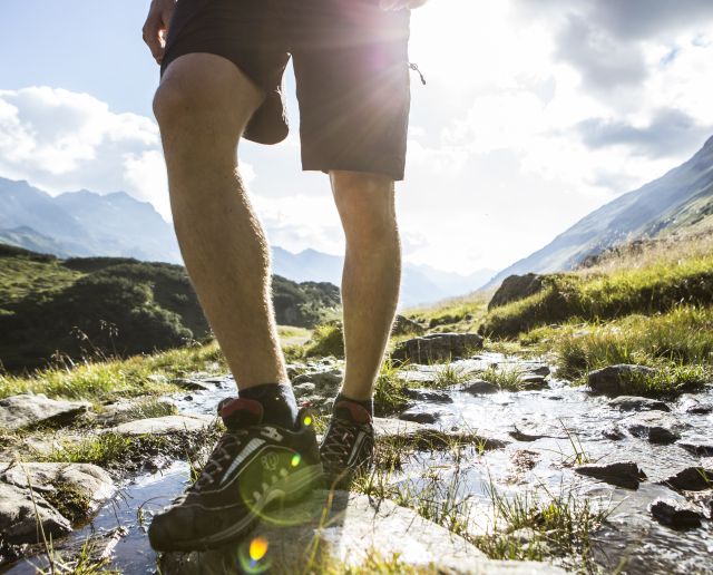 Avec le soleil dans le dos et les pierres sous les pieds, vous pouvez explorer les différents sentiers de randonnée à travers les régions montagneuses autour de la Silvretta à Montafon, dans le Vorarlberg.