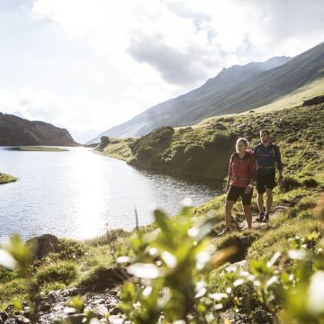 Sonnenuntergangsstimmung am Langsee vor dem Berg Patteriol