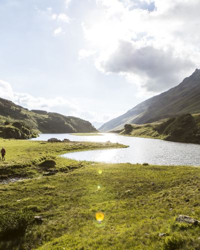 Bei Wanderungen durch das Silbertal wirst Du mit der tollen Atmosphäre am Langsee belohnt. Stärke Dich vor Deiner Tour am Frühstücksbuffet im Explorer Hotel und entspanne danach im Sport Spa mit Sauna.