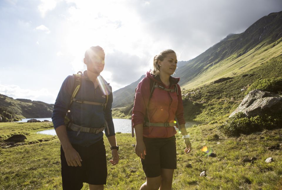 Wędrówki po austriackich Alpach są szczególnie przyjemne, gdy słońce zapiera dech w piersiach. W okolicy hotelu Explorer Montafon w Gaschurn czekają na Ciebie fantastyczne szlaki piesze i wycieczki górskie.