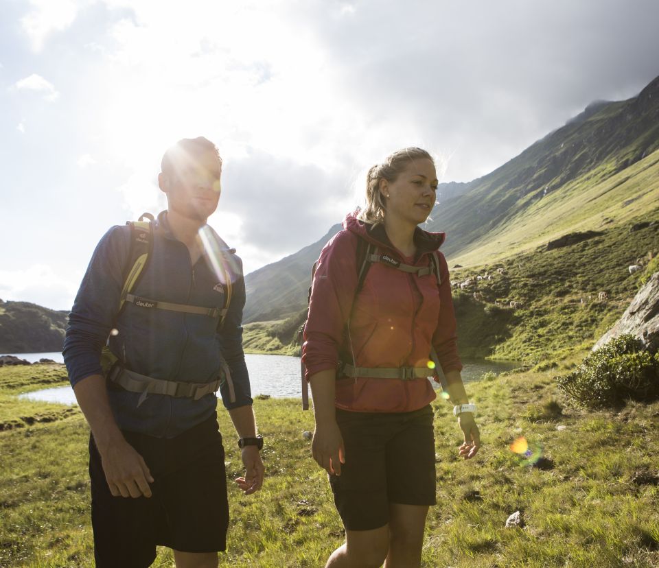 A túrázás az osztrák Alpokban különösen élvezetes, ha a nap a hátunk mögött süt. Fantasztikus túraútvonalak és hegyi túrák várják a látogatókat a gaschurni Explorer Hotel Montafon környékén.