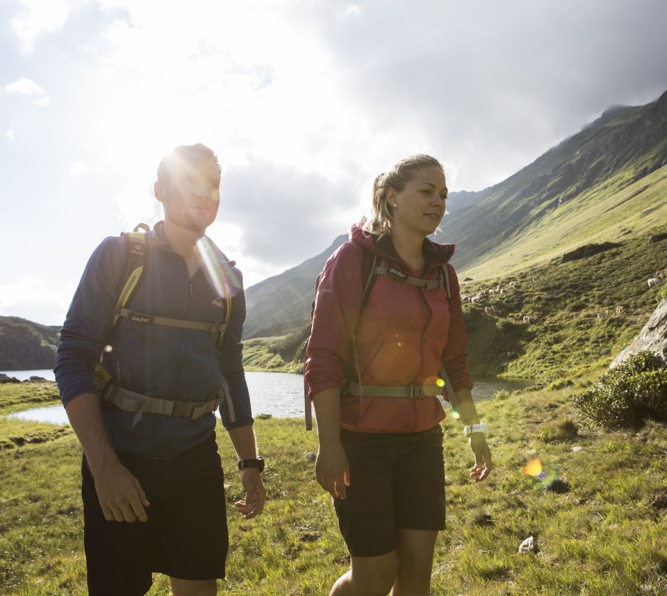 Wandelen door de Oostenrijkse Alpen is extra aangenaam met de zon in de rug. Rondom Explorer Hotel Montafon in Gaschurn zijn fantastische wandeltochten en bergtochten te maken.