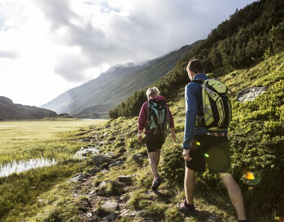 Mitten in den Alpen kannst Du im Urlaub in den Explorer Hotels mit dem Partner die Berge entdecken. Zum Beispiel im Explorer Hotel Montafon in Gaschurn in Vorarlberg, wo Dir in Deiner Unterkunft Frühstück, Sport Spa und Sauna sowie Bike-Waschplatz zur Verfügung stehen.