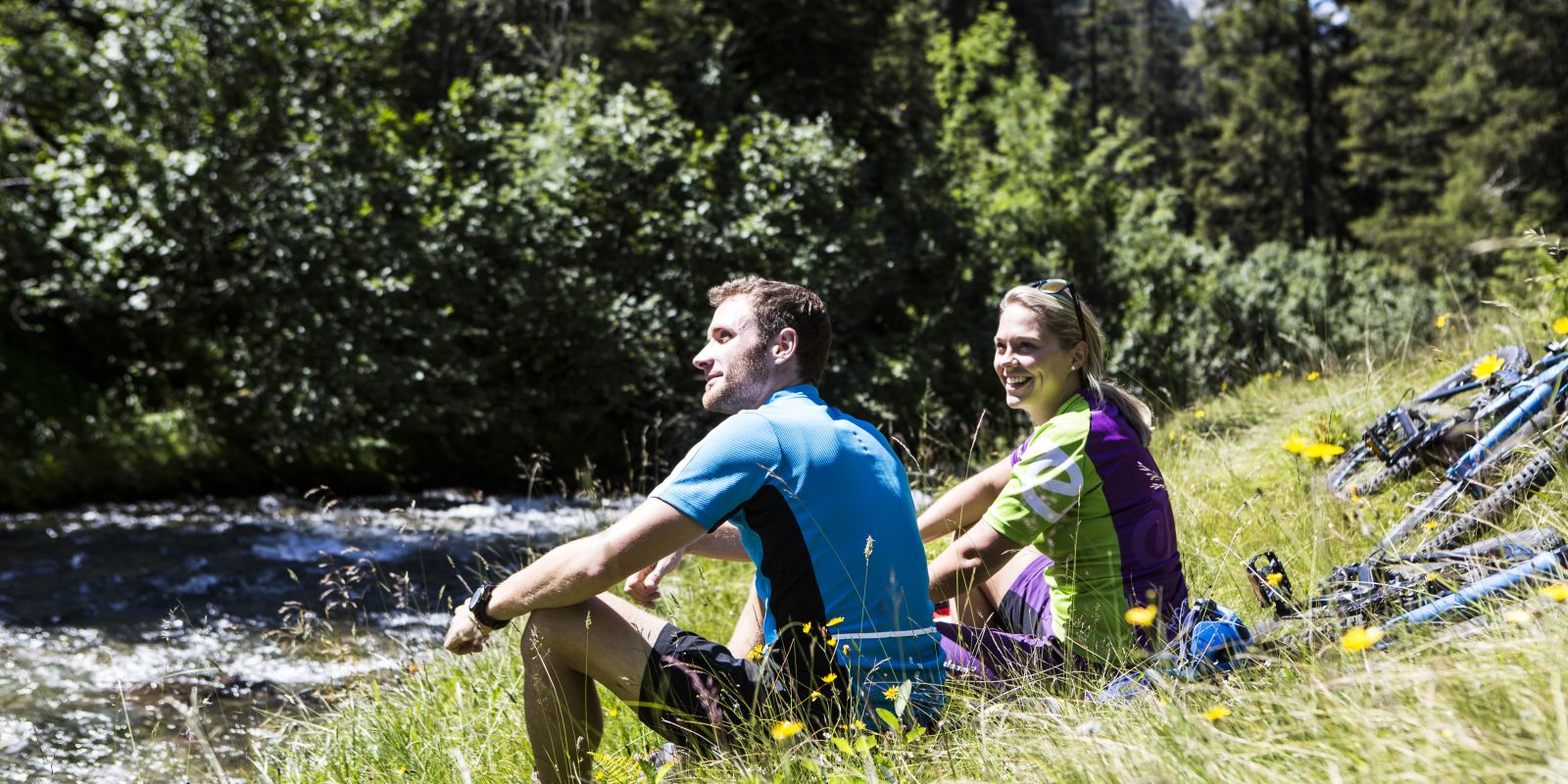 Latem jazda na rowerze górskim w hotelu Explorer Montafon to świetny sposób na zwiedzanie pięknego regionu wokół Gaschurn podczas wakacji w Austrii.