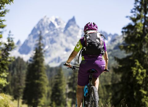 Mit Blick auf den Berg Patteriol radelst Du auf den abwechslungsreichen Bike-Routen im Silbertal. Der ideale Ausgangspunkt zum Mountainbiken durch das Vorarlberg ist im Explorer Hotel Montafon in Gaschurn.