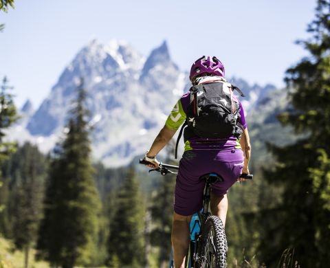 Met uitzicht op de Patteriol fietst u over de diverse fietsroutes in het Silbertal. Het ideale startpunt voor mountainbiken door Vorarlberg is het Explorer Hotel Montafon in Gaschurn.