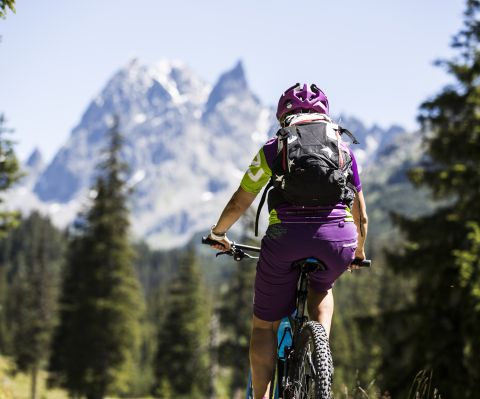S výhledem na horu Patteriol se projedete po rozmanitých cyklostezkách v údolí Silbertal. Ideálním výchozím bodem pro horskou cyklistiku po Vorarlbersku je Explorer Hotel Montafon v Gaschurnu.