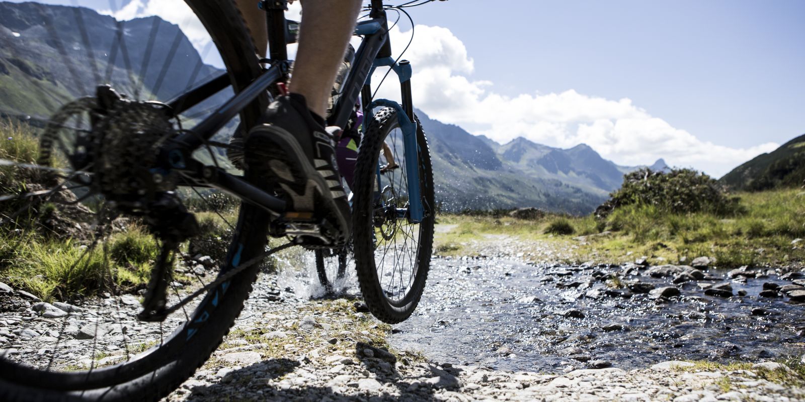 Niezależnie od tego, czy jesteś początkującym, czy zaawansowanym rowerzystą, podczas wycieczki rowerowej po górach odkryjesz różnorodne trasy MTB w regionie wokół hotelu Explorer Hotel Montafon w Gaschurn.
