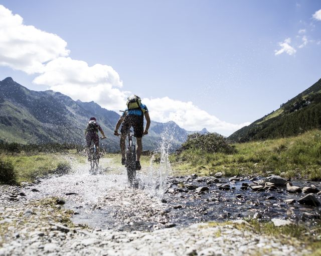 Jazda na rowerze górskim w dolinie Silbertal w Montafon Rozkoszuj się jazdą. W Explorer Hotel Montafon znajdziesz miejsce do prania rowerów i pralkę do ubrań. Miłośnicy kolarstwa górskiego znajdą tu idealne zakwaterowanie na wakacje w Vorarlbergu.