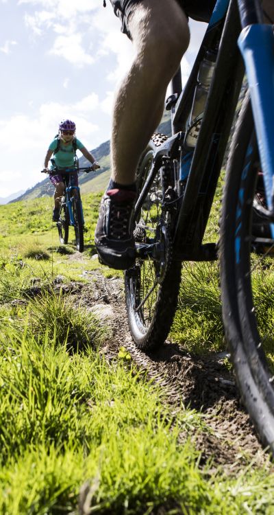 Entdecke neue Wege und berichte am Abend in der Explorer Lounge von Deinen Erlebnissen auf den Trails, die rund um Deine Urlaubs-Unterkunft im Vorarlberger Montafon bereit stehen.